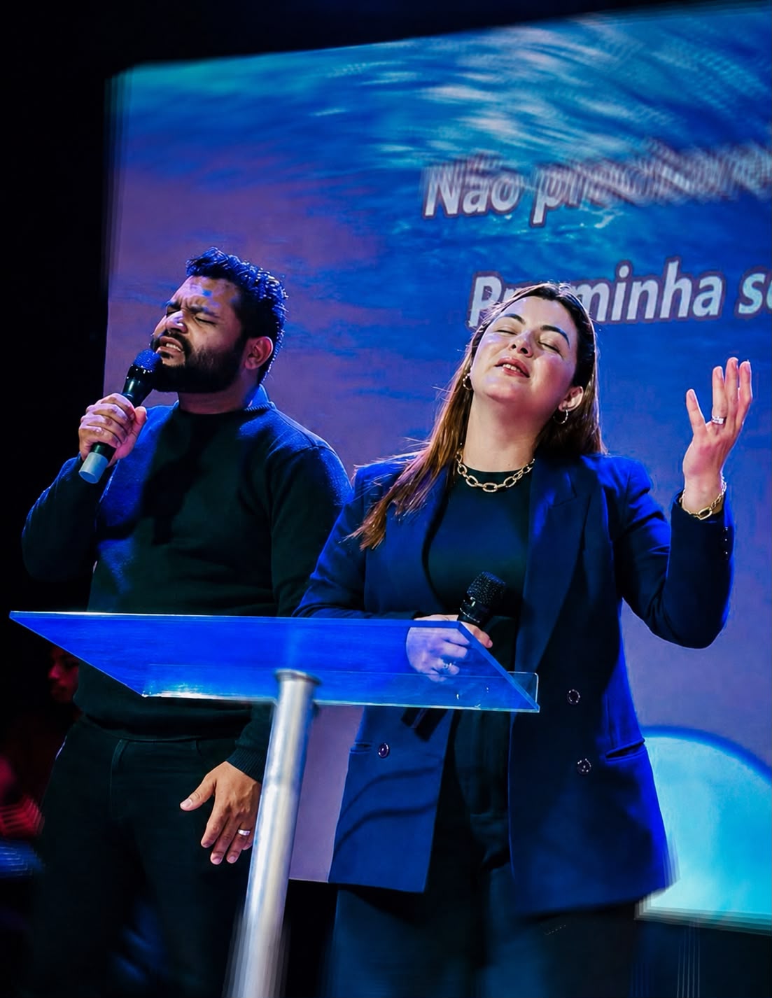 Pastores ministrando durante o culto